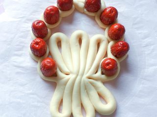 9、枣花馒头,两边都编好后，将接头处捏紧，如上图。