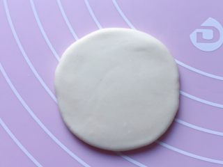 11、枣花馒头,把预留的面团分成两小份，取一份擀个小圆饼。