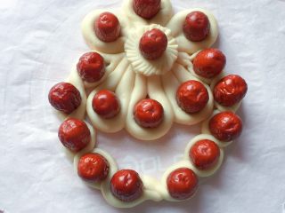 12、枣花馒头,然后把小圆饼的边缘一圈剪开，剪好后放在6颗红枣的中间，如上图。