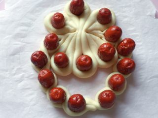 10、枣花馒头,在另一边放上6颗红枣，如上图。