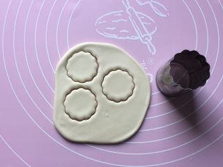 13、枣花馒头,另一小份面团擀开，用模具压出3个小圆。