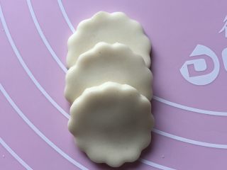 14、枣花馒头,把3个小圆叠起来，如上图。