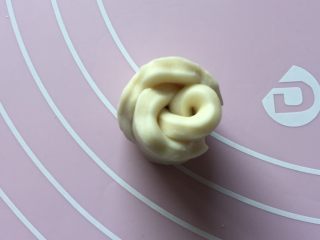15、枣花馒头,然后卷起来，卷好成一朵小花，如上图。