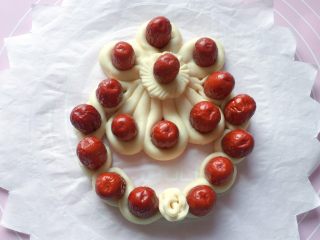 16、枣花馒头,再把小花放在接头处，如上图。