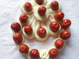 17、枣花馒头,做好的枣花馒头进行二次发酵，观察馒头的体积变大，且表面有蓬松起发状态时，上锅蒸制，上汽后蒸20分钟左右，关火焖5分钟即可。