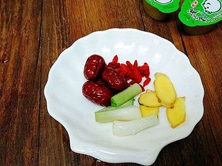 1、一锅炖+海鲜烩锅,锅底配料,家乐浓汤宝,姜片,葱白,红枣,枸杞子