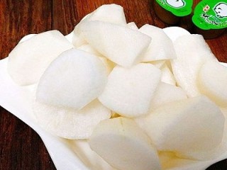 2、一锅炖+海鲜烩锅,白萝卜去皮,滚刀切法,冬天吃萝卜是最好的