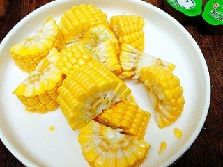 8、一锅炖+海鲜烩锅,玉米切小块,这样更入味