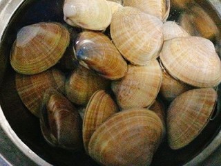 12、一锅炖+海鲜烩锅,黄蛤买回来用淡盐水吐沙1小时左右