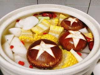 15、一锅炖+海鲜烩锅,取一砂锅,放入清水,红枣,枸杞子,姜片,葱白,玉米,白萝卜,少量盐