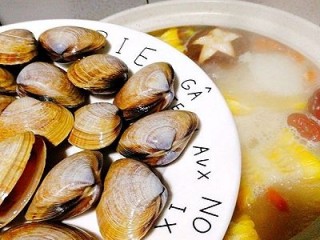 17、一锅炖+海鲜烩锅,汤开后加入黄蛤