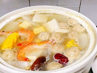 21、一锅炖+海鲜烩锅,陆续加入鱼豆腐,千页豆腐,虾,金针菇,肉肠,蛾菜等吃时再放,小火再煮10分钟即可