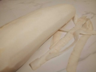 3、牛排萝卜滋补汤,白萝卜削皮