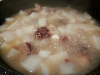 11、牛排萝卜滋补汤,萝卜入锅，加入炖好的牛排骨汤里，煮至萝卜入味，