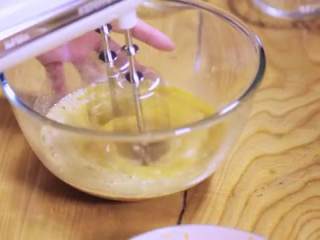 5、胡萝卜蛋糕,先磕一个鸡蛋打发至乳化，再加入另一个鸡蛋