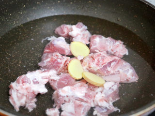 2、玉米胡萝卜山药排骨汤,排骨斩成小块，冷水下锅，加入姜片和1勺料酒，煮开后捞出浮沫，再煮2分钟