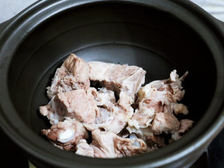 5、玉米胡萝卜山药排骨汤,将排骨放入砂锅中