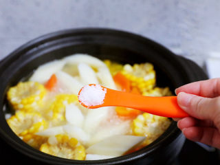 13、玉米胡萝卜山药排骨汤,加入盐调味即可