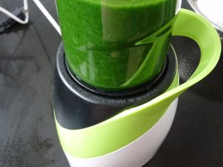 4、椰蓉山药青团,用料理机把鸡矢藤叶子加上1.5碗的水打至浆状