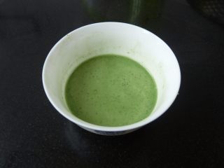 6、椰蓉山药青团,取3匙左右的汁液加入马蹄粉拌好待用