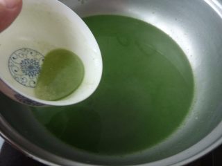 8、椰蓉山药青团,把调好的马蹄粉浆倒入