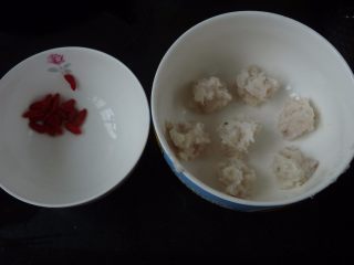 12、椰蓉山药青团,山药按压成泥，枸杞子用开水稍洗就可以了