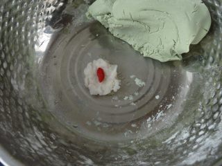 13、椰蓉山药青团,取一份山药泥中间放上枸杞子，包好