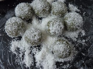 17、椰蓉山药青团,取出蒸好的椰茸山药青团稍晾一 下，放在椰蓉上，沾上