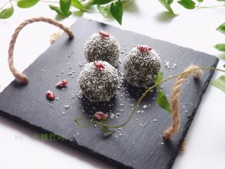 18、椰蓉山药青团,沾好椰蓉的团子上面点缀一颗枸杞子，即可食用