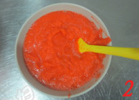 2、胡萝卜葱面包,把打好的胡萝卜泥放在碗里冷藏半小时。