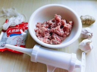 1、厨房挑战＋荤菜＋自制肉肠,准备食材。我超市买的猪后腿肉，让店员帮忙搅好的肉糜。(如果你喜欢吃肥精相间的那么可以根据自己喜欢来选肉哈)