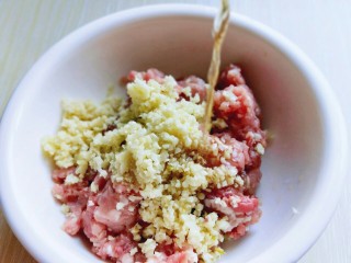 4、厨房挑战＋荤菜＋自制肉肠,加入料酒。