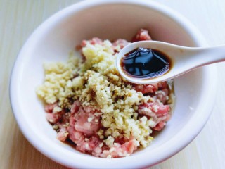 5、厨房挑战＋荤菜＋自制肉肠,加入生抽。