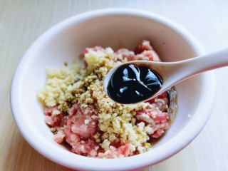 6、厨房挑战＋荤菜＋自制肉肠,加入耗油。