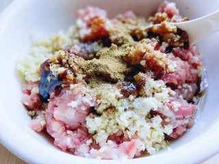 7、厨房挑战＋荤菜＋自制肉肠,再加入胡椒粉。