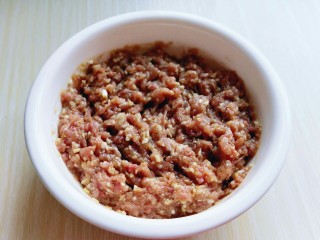 9、厨房挑战＋荤菜＋自制肉肠,搅拌均匀，腌制2小时以上。