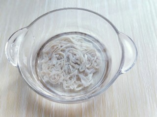 10、厨房挑战＋荤菜＋自制肉肠,肠衣冷水冲洗干净，再用冷水泡30分钟。(一定是冷水哈，肠衣会有少许腥味，可以有用料酒泡也可以。)