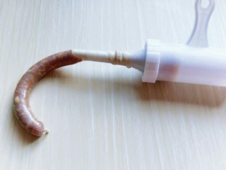 13、厨房挑战＋荤菜＋自制肉肠,之后用力压灌肠器即可，肉肠半成品就成功啦哈