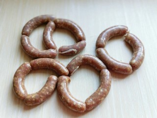 14、厨房挑战＋荤菜＋自制肉肠,灌好的肉肠，轻轻的扭扭，分段。如图