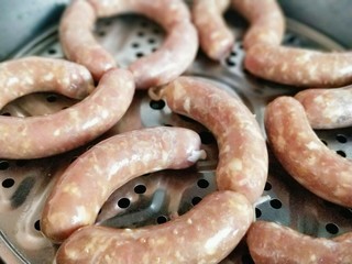 16、厨房挑战＋荤菜＋自制肉肠,入蒸锅，隔水蒸约25分钟的样子。