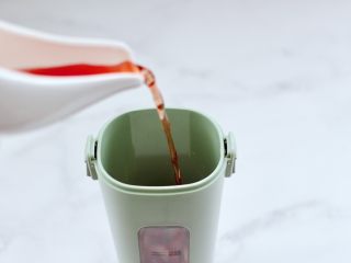 5、蔓越莓草莓花茶饮,最后倒入蔓越莓汁,搅打成泥。