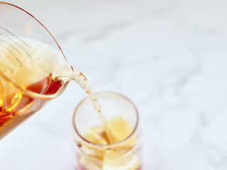 11、蔓越莓草莓花茶饮,这个时候倒入放凉的碧螺春花茶水。