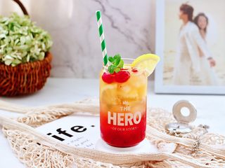 14、蔓越莓草莓花茶饮,最后杯边放入柠檬,杯中放入薄荷叶点缀即可。