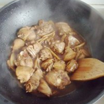 6、姜母鸭 ,继续维持中火翻炒约15分钟。