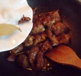 7、姜母鸭 ,炒至鸭肉水分炒干，颜色变深的时候，加入糖，八角，桂皮，香叶，加适量的盐调味。