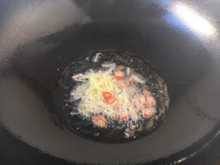 9、厨房挑战 荤菜 绿豆芽炒鲜虾皮(雪虾),热锅凉油,煸香姜丝和小米椒。