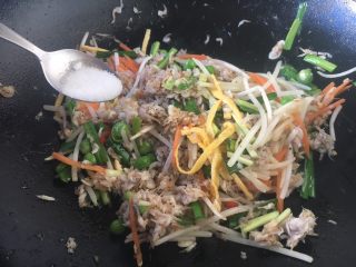 12、厨房挑战 荤菜 绿豆芽炒鲜虾皮(雪虾),放入绿豆芽、胡萝卜丝、韭菜、豌豆,翻炒均匀,放入少许盐调味。