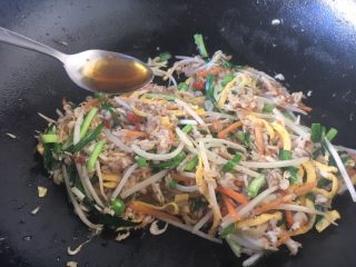 14、厨房挑战 荤菜 绿豆芽炒鲜虾皮(雪虾),放入1小勺花椒油增鲜提味。