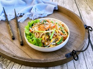 16、厨房挑战 荤菜 绿豆芽炒鲜虾皮(雪虾),补钙佳品,味道鲜美。