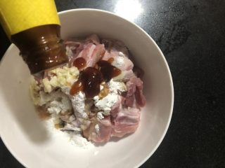 4、蒜蓉排骨蒸苦瓜,蚝油搅拌均匀